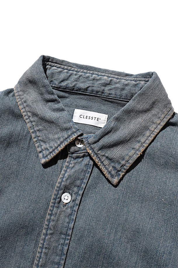 (CLESSTE) 빈티지 데님 클래식 시티 S/S 셔츠 - 빈티지 브라운은 아메리칸 클래식 스타일을 현대적으로 재해석한 남성용 셔츠입니다. 오버핏 실루엣과 롱 기장으로 편안하면서도 스타일리시한 핏을 연출하며, 봄, 여름 시즌에 적합합니다. 워싱된 데님 소재에 빈티지 다이 가공을 거쳐 은은한 색감과 부드러운 촉감을 선사합니다. 큰 칼라 디자인이 특징이며, 데이트룩, 여행룩과 같은 TPO에 클래식, 캐주얼 스타일로 활용하기 좋습니다. 일본 오카야마 봉제 공장에서 제작되어 뛰어난 품질을 자랑합니다.
