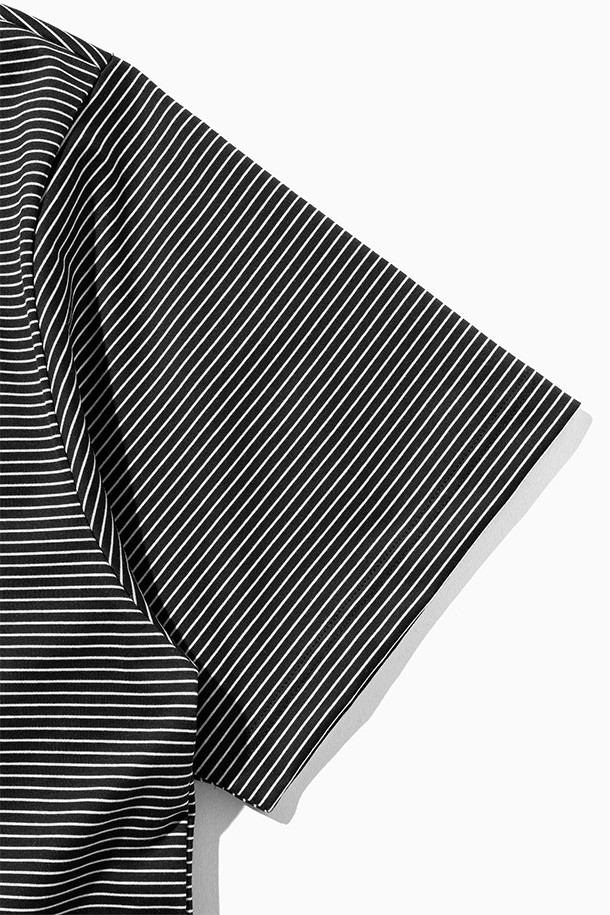 (CLESSTE) "C" 스트라이프 매시브 티셔츠 (블랙 X 화이트)는 남녀 모두 착용 가능한 캐주얼 및 스트릿 스타일의 오버핏 반소매 티셔츠입니다. 블랙과 화이트 컬러의 스트라이프 패턴이 돋보이며, 밑단 양쪽에 어저스터가 부착되어 사이즈 조절이 용이합니다. CLESSTE 시그니처 로고가 디자인되어 브랜드의 아이덴티티를 더합니다. 봄, 여름, 가을에 활용하기 좋은, 데일리룩에 포인트를 더해줄 아이템입니다. 미니멀한 스타일 연출에도 적합합니다.
