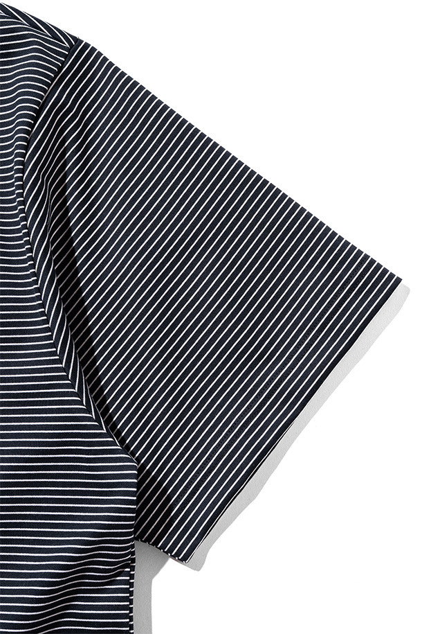 (CLESSTE) "C" 스트라이프 매시브 티셔츠 (네이비 X 화이트)는 스트릿, 캐주얼 스타일을 즐기는 남녀 모두를 위한 오버핏 반소매 티셔츠입니다. 봄, 여름 시즌에 적합하며, 산책룩과 집콕룩 등 편안한 TPO에 잘 어울립니다. 네이비와 화이트 컬러의 스트라이프 패턴이 시원하고 경쾌한 느낌을 주며, CLESSTE 시그니처 심볼 로고로 포인트를 더했습니다. 밑단 양쪽에 어저스터가 부착되어 사이즈 조절이 용이하며, 3XL 빅사이즈까지 폭넓은 선택이 가능합니다.
