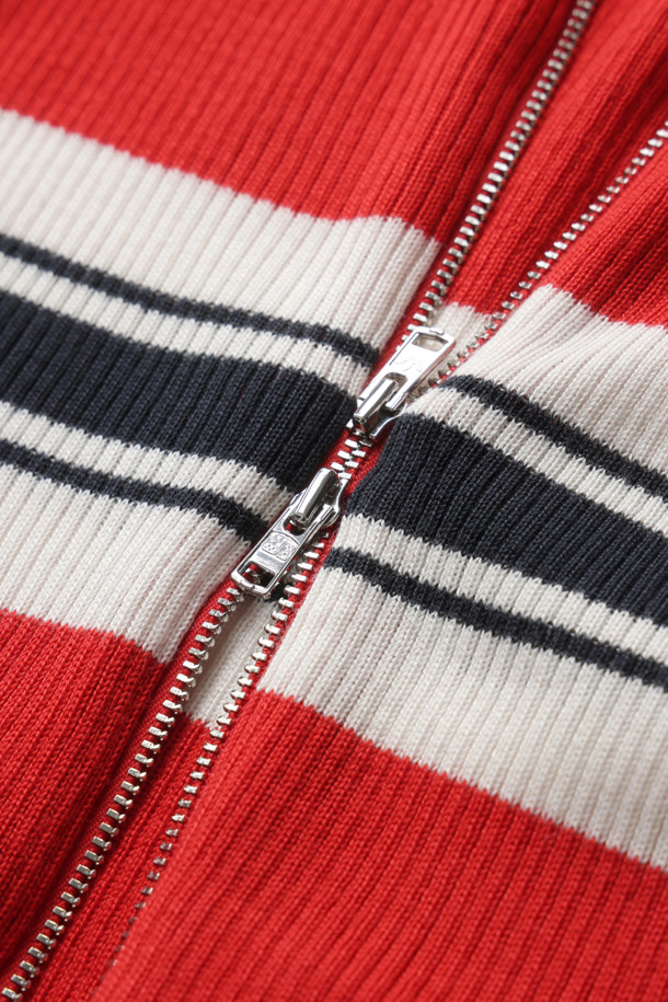 아디다스 X 웨일스 보너 W 니트 트랙탑 - 베터 스칼렛은 스포티하면서도 캐주얼한 스타일을 연출하는 여성용 상의입니다. 중간 두께의 부드러운 니트 소재로 제작되어 봄, 가을에 착용하기 좋습니다. 스칼렛 레드와 화이트 컬러 배색의 스트라이프 패턴이 특징이며, 긴 소매와 레귤러핏으로 편안한 착용감을 선사합니다. 집업 네크라인과 크로셰 3-스트라이프 디테일이 돋보이며 아디다스와 웨일스 보너의 콜라보레이션으로 탄생한 특별한 디자인입니다. 일상생활뿐만 아니라 스포츠 활동 시에도 활용할 수 있습니다.
