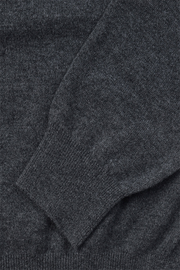 엑스트라 슈퍼 파인 브이넥 니트 - 차콜은 부드러운 촉감과 보온성을 갖춘 남성용 니트입니다. 엑스트라 수퍼 파인 울 100% 소재로 제작되어 고급스러운 착용감을 선사하며, 얇은 두께감으로 가을부터 겨울까지 활용하기 좋습니다. 차콜 컬러의 베이직하고 미니멀한 디자인으로 다양한 스타일 연출이 용이하며, 데일리룩 및 출근룩에 적합합니다. 소매단과 밑단 리브 처리로 깔끔한 마무리를 더했으며, 드라이클리닝을 권장합니다. 여유로운 핏의 긴소매 브이넥 니트로 미니멀, 클래식, 캐주얼 스타일을 즐겨보세요.
