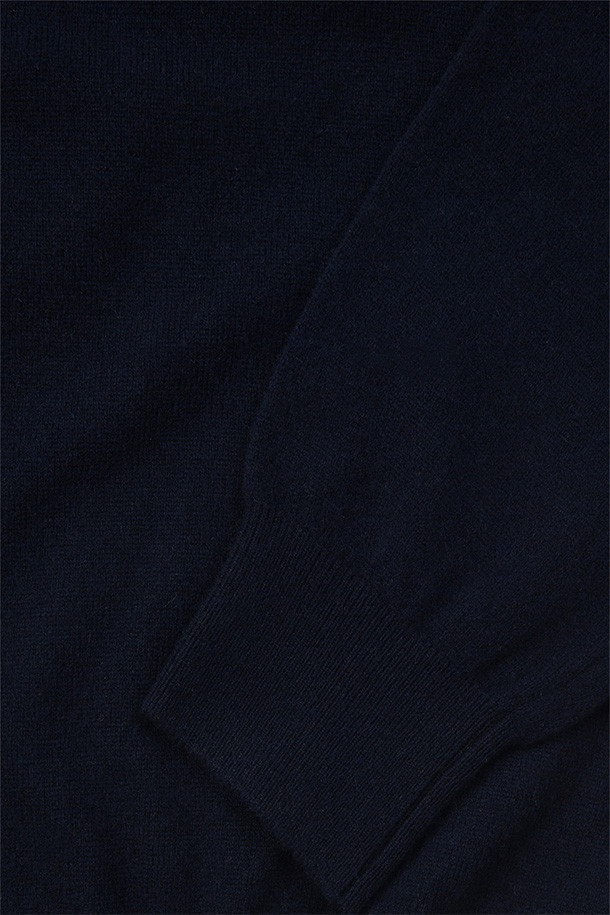 다크 네이비 색상의 Extra Super Fine V넥 니트입니다. 울 100% 소재에 EXTRA SUPER FINE WOOL 원사를 사용하여 부드러운 촉감을 선사합니다. 얇은 두께감으로 가을과 겨울철에 따뜻하게 착용할 수 있으며, 여유로운 핏으로 편안함을 더했습니다. 소매단과 밑단 리브 처리로 디자인의 완성도를 높였으며, 드라이클리닝을 권장합니다. 베이직한 스타일로 겨울 데일리룩, 출근룩, 오피스룩 등 다양한 TPO에 활용하기 좋습니다.
