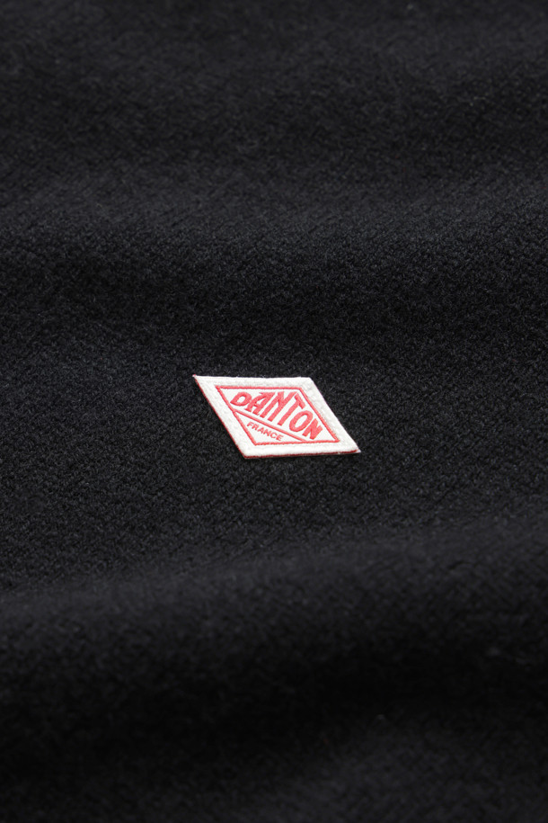 블랙 컬러의 여성 램스울 크루넥 니트 가디건입니다. 가을과 겨울에 어울리는 두꺼운 두께감으로, 부드러운 램스울 소재가 편안한 착용감을 선사합니다. 베이직하고 클래식한 디자인으로, 레귤러 핏과 라운드넥이 특징입니다. 출근룩, 오피스룩, 모임룩 등 다양한 TPO에 활용 가능한 실용적인 아이템입니다. 블루종 스타일 커프스로 포인트를 더했으며, 미니멀하고 클래식한 스타일을 연출하기 좋습니다.
