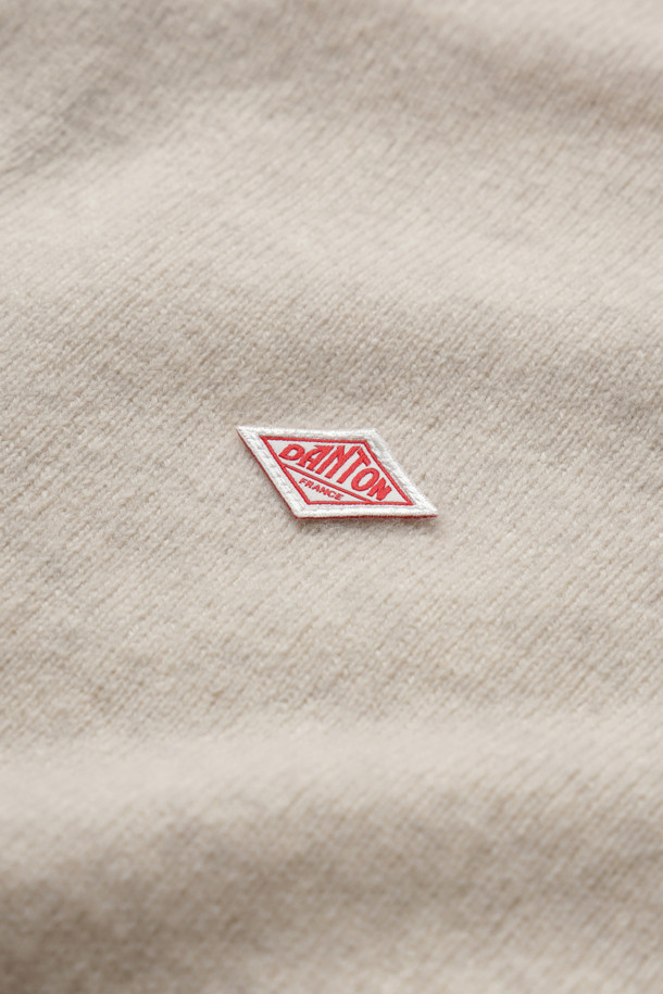 오트밀 컬러의 여성 램스울 크루넥 니트 가디건입니다. 베이직하고 클래식한 스타일로, 가을과 겨울에 따뜻하게 입을 수 있습니다. 부드러운 램스울 소재와 두꺼운 두께감으로 포근한 착용감을 선사하며, 레귤러 핏으로 편안하게 착용 가능합니다. 라운드넥 디자인에 버튼 여밈 방식으로, 블루종 스타일 커프스가 특징입니다. 출근룩, 모임룩, 비즈니스 캐주얼 등 다양한 TPO에 활용할 수 있는 미니멀하고 클래식한 디자인입니다.
