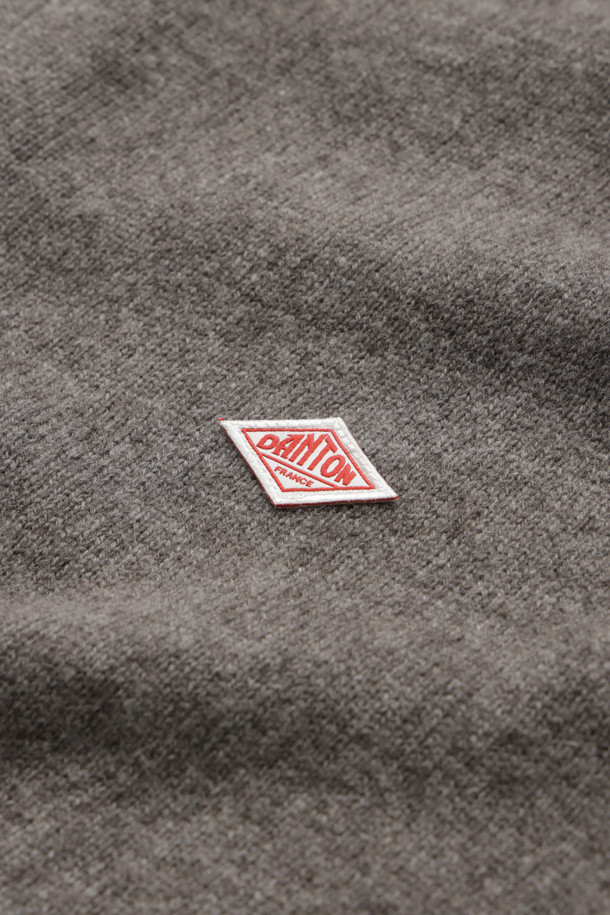 토프 컬러의 여성 램스울 크루넥 니트 가디건입니다. 부드러운 램스울 소재로 제작되어 포근하고 따뜻한 착용감을 선사합니다. 루즈핏으로 편안하게 착용 가능하며, 라운드넥 디자인으로 다양한 스타일 연출이 용이합니다. 가을, 겨울 시즌 데일리룩 또는 모임룩으로 활용하기 좋으며, 캐주얼, 클래식, 미니멀 스타일 모두 소화 가능합니다. 특히, 블루종 스타일 커프스로 포인트를 더해 세련된 분위기를 연출합니다.
