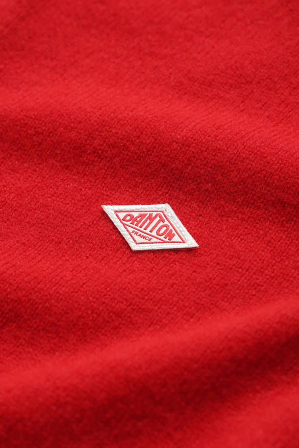 WOMEN'S LAMBSWOOL CREW NECK KNIT CARDIGAN - RED (여성 램스울 크루 넥 니트 가디건 - 레드)는 가을, 겨울에 착용하기 좋은 여성용 니트 가디건입니다. 램스울 소재로 제작되어 부드러운 촉감을 선사하며, 레귤러 핏과 얇은 두께감으로 편안하게 착용할 수 있습니다. 라운드넥 디자인에 무지 패턴, 긴 소매 기장으로 베이직하고 클래식한 스타일을 연출합니다. 특히, 블루종 스타일 커프스가 특징이며, 출근룩이나 모임룩, 미니멀, 캐주얼 스타일에 활용하기 좋습니다. 버튼 여밈 방식으로 간편하게 착용 가능합니다.
