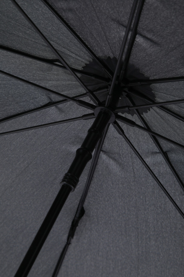 (앤드 원더) 유로쉔 × (앤드 원더) 엄브렐라 - 블랙은 일상, 하이킹, 여행 등 다양한 상황에서 활용하기 좋은 우산입니다. 봄, 여름, 가을, 겨울 사계절 내내 사용 가능하며, 튼튼한 나일론 소재와 테프론 코팅으로 높은 방수, 방풍 기능을 제공합니다. 자외선 차단 기능과 함께 나선형 살대, 넓은 보호 범위를 갖춰 실용성을 높였습니다. 미니멀, 캐주얼, 클래식 스타일의 여행룩, 휴가룩, 등산룩에 매치하여 스타일리시하게 연출해보세요.