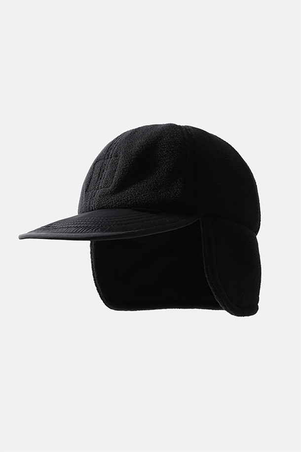 HIKER TROOPER CAP (하이커 트루퍼 캡) - 블랙은 하이킹 및 일상 활동에 적합한 깊은 모자 깊이의 트루퍼캡입니다. 부드러운 촉감의 폴리에스테르와 나일론 혼방 소재로 제작되어 겨울철 보온성을 제공하며, 흡습 및 속건 기능으로 쾌적함을 유지합니다. 접이식 귀덮개와 후면 버클 클로저를 통해 착용감을 조절할 수 있으며, 무지 디자인에 버클 장식이 더해져 캐주얼, 고프코어, 미니멀 스타일을 연출합니다. 등산룩과 캠핑룩에 매치하여 스타일리시한 겨울 패션을 완성해보세요.
