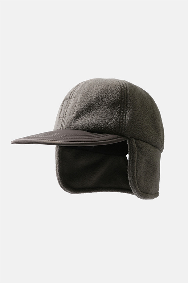 **하이커 트루퍼 캡 - 애쉬 브라운**은 하이킹과 일상생활에서 따뜻함과 스타일을 모두 잡을 수 있는 겨울철 방한 모자입니다. 부드러운 촉감의 플리스 소재와 두꺼운 두께로 뛰어난 보온성을 제공하며, 귀덮개와 버클 디자인이 특징입니다. 폴리에스테르와 나일론 혼방으로 제작되어 흡습, 속건 기능은 물론, 깊은 모자 깊이와 챙 부분의 심볼 라벨이 돋보입니다. 애쉬 브라운 컬러의 무지 디자인으로 캐주얼, 고프코어, 미니멀 스타일의 등산룩과 캠핑룩에 활용하기 좋습니다. 후면 버클 클로저를 통해 사이즈 조절이 가능합니다.
