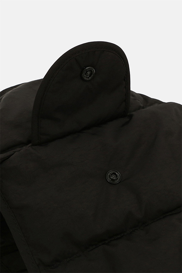 COLD WEATHER INSULATED CAP(콜드 웨더 인슐레이티드 캡) - 블랙은 겨울철 보온에 최적화된 방한모입니다. 깊은 모자 깊이와 두꺼운 두께감으로 뛰어난 보온성을 제공하며, 일상, 아웃도어 활동 모두에 적합합니다. 나일론과 덕다운 소재를 사용하여 가볍고 따뜻하며, 무지 디자인에 벨크로와 스트링으로 사이즈 조절이 용이합니다. 등산, 캠핑, 출근룩 등 다양한 TPO에 캐주얼, 미니멀, 고프코어 스타일을 연출할 수 있습니다. 블랙 컬러로 어떤 의상에도 쉽게 매치하여 따뜻하고 스타일리시하게 겨울을 즐겨보세요.
