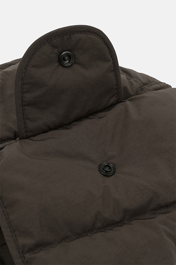 올리브 브라운 색상의 COLD WEATHER INSULATED 캡, 귀달이 모자입니다. 나일론과 덕다운 소재로 제작되어 겨울철 보온성을 극대화합니다. 깊은 모자 깊이와 숏 챙, 두꺼운 두께감으로 혹한기에도 따뜻하게 착용할 수 있습니다. 스트링과 스토퍼 디테일로 사이즈 조절이 용이하며, 귀덮개가 있어 찬 바람을 효과적으로 막아줍니다. 등산룩, 캠핑룩, 산책룩 등 다양한 아웃도어 활동은 물론, 캐주얼, 고프코어, 미니멀 스타일에도 잘 어울립니다.
