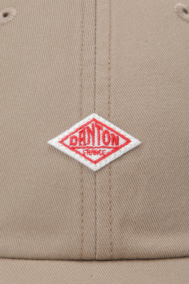 베이지 컬러의 CHINO CLOTH (치노 클로스) 6패널 캡입니다. 면과 코튼 트윌 소재로 제작되어 봄, 여름, 가을 계절에 착용하기 좋습니다. 약간 낮은 크라운과 일반 챙 넓이로 캐주얼, 미니멀, 클래식 스타일을 연출하기 좋습니다. 바이오 스톤 워싱 처리와 유선형 실루엣이 특징이며, DANTON (단톤) 로고 패치로 포인트를 더했습니다. 산책룩, 여행룩에 매치하여 편안하면서도 세련된 스타일을 완성해보세요.
