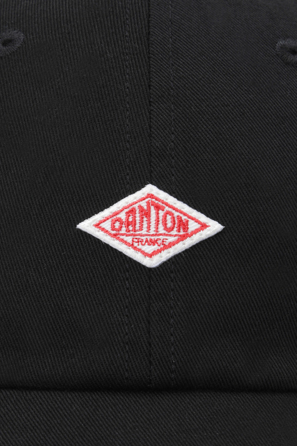 CHINO CLOTH 6패널 캡 - 블랙은 캐주얼, 미니멀, 클래식 스타일을 아우르는 공용 모자입니다. 부드러운 코튼 소재로 제작되어 봄, 여름, 가을에 착용하기 좋으며, 낮은 깊이의 크라운이 특징입니다. 블랙 컬러에 로고 패치와 사이즈 조절 스트랩으로 디자인되었으며, 바이오 스톤 워싱 처리하여 자연스러운 멋을 더했습니다. 데일리룩에 포인트를 더해줄 캡모자를 찾고 있다면, 이 제품을 추천합니다.
