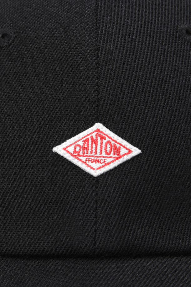 블랙 컬러의 폴리에스터 소재 6패널 캡입니다. 가볍고 부드러운 촉감으로 사계절 내내 편안하게 착용할 수 있습니다. 챙 밑부분의 그린 컬러 포인트가 특징이며, 사이즈 조절이 가능하여 남녀 공용으로 착용하기 좋습니다. 미니멀하고 캐주얼한 스타일에 로고 패치 디자인으로 포인트를 더했습니다. 데일리룩에 편안하게 매치하여 스타일리시함을 더해보세요.
