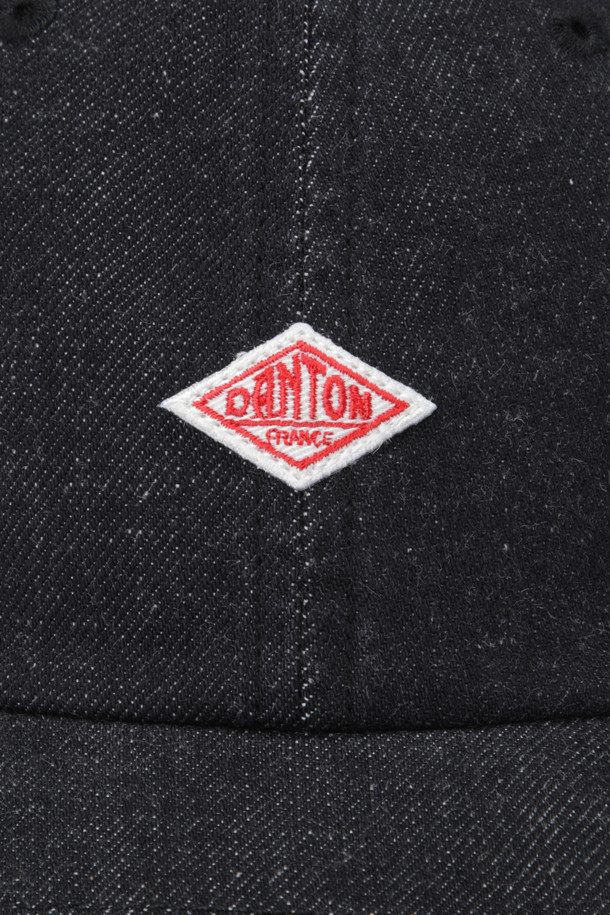 블랙 컬러의 워싱 데님 6패널 캡입니다. 남녀 모두 착용 가능하며, 캐주얼, 미니멀, 시티보이 스타일 연출에 적합합니다. 부드러운 촉감의 데님 소재로 제작되었으며, 워싱 처리하여 자연스러운 멋을 더했습니다. 전면에 로고 패치가 디자인되어 포인트를 줍니다. 일상생활에서 편안하게 착용할 수 있는 아이템입니다.
