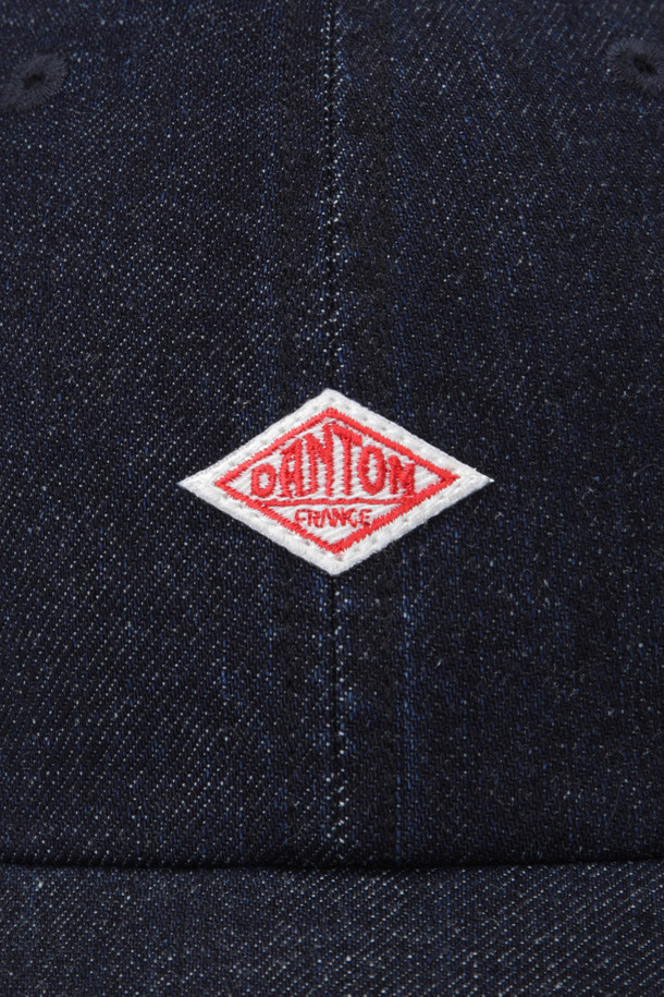 워싱 데님 6패널 캡 - 인디고는 남녀 모두 착용 가능한 캐주얼 모자입니다. 데님 소재에 워싱 처리하여 자연스러운 멋을 더했으며, 로고 패치가 디자인 포인트를 더합니다. 봄, 여름, 가을 계절에 활용하기 좋으며, 여행룩이나 산책룩에 매치하여 편안하면서도 스타일리시한 연출이 가능합니다. 미니멀, 시티보이 스타일을 즐겨 입는 분들께 추천하며, 데님 특유의 빈티지한 매력이 돋보이는 아이템입니다.
