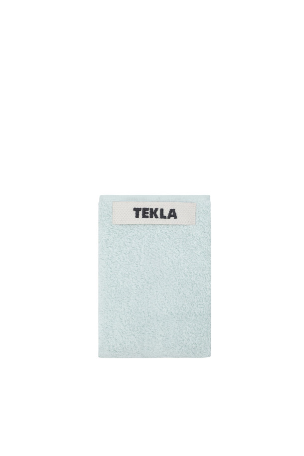 테리 수건 (민트) 30x30은 욕실용으로 제작된 면 소재의 수건입니다. 무지 패턴의 민트 색상으로, 남녀노소 누구나 사용할 수 있습니다. 흡습 기능이 뛰어나며, 걸어두기 편리한 행거 루프가 부착되어 있습니다. 꼼꼼한 더블 스티치 마감으로 튼튼하며, Oeko-Tex® Standard 100 인증을 받아 안심하고 사용할 수 있습니다. 부드러운 촉감으로 매일 상쾌하게 사용하세요.
