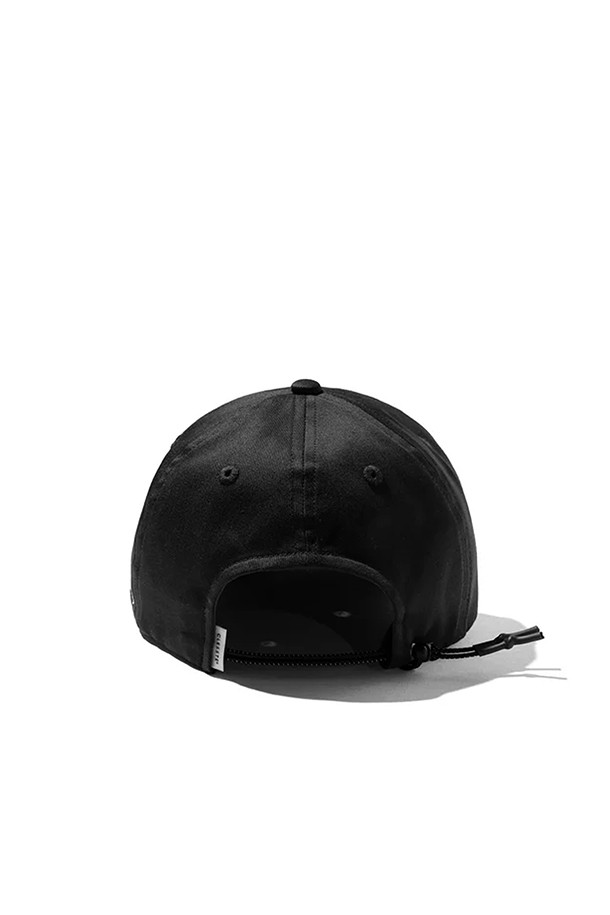C ACTIVE CITY CAP 003 - BLACK X WHITE는 남녀 모두 착용 가능한 캡모자입니다. 블랙과 화이트 색상 조합으로, 봄, 여름, 가을에 착용하기 좋으며, 중간 챙 넓이와 로고 패턴이 특징입니다. 6패널 디자인에 반사 재질 스트레치 코드가 디자인 장식으로 더해졌으며, 50-61cm 사이즈 조절이 가능합니다.