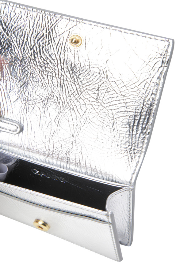 Bou 플랩 카드 홀더 - 실버는 메탈릭 소재의 여성용 카드지갑입니다. 스몰 사이즈의 사각 디자인으로, 플랩형 지갑 타입에 스냅 버튼 잠금 방식을 적용했습니다. 버터플라이 로고 장식이 돋보이며, 다중 수납이 가능하여 실용성을 더했습니다. 시크, 미니멀, 클래식 스타일을 선호하는 분들께 추천하며, 데이트룩, 쇼핑룩, 모임룩 등 다양한 TPO에 매치하기 좋습니다. 햇빛에 노출 시 변색될 수 있으니 주의하여 사용하세요.
