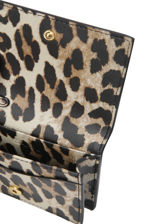 Bou(부) 카드홀더 위드 플랩 - 레오파드는 여성 고객을 위한 카드홀더입니다. 플랩형 디자인에 사각 모양으로 제작되었으며, 다중 수납이 가능하여 실용성을 높였습니다. 레오파드 패턴이 돋보이는 디자인으로, 클래식, 미니멀, 걸리시 스타일을 즐겨 입는 고객에게 적합합니다. 데이트룩, 쇼핑룩, 카페룩 등 다양한 TPO에 매치하여 포인트를 줄 수 있으며, GANNI(가니) 버터플라이 하드웨어 로고 장식이 특징입니다.
