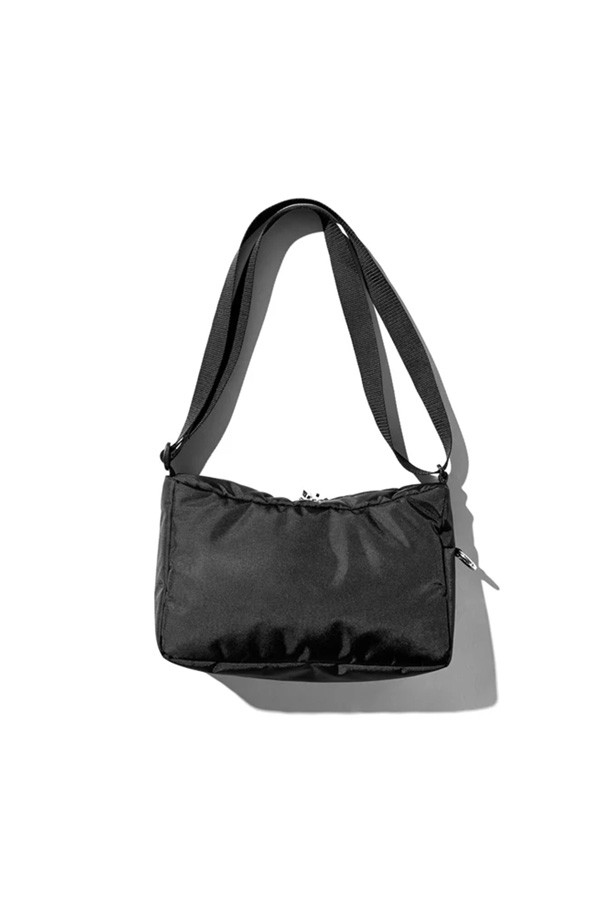 (CLESSTE) 홀리데이 백 미니 - 블랙은 미니멀하고 캐주얼한 스타일을 추구하는 여성 고객을 위한 가방입니다. 가볍고 내구성이 뛰어난 나일론 소재로 제작되었으며, 사각형 디자인에 무지 패턴으로 깔끔함을 더했습니다. 숄더백 또는 크로스백으로 연출 가능하며, 지퍼형 잠금 방식으로 소지품을 안전하게 보관할 수 있습니다. 일상생활에서 휴대폰이나 카메라 등 간단한 소지품을 수납하기에 적합하며, 미니멀한 디자인으로 다양한 스타일에 매치하기 좋습니다.
