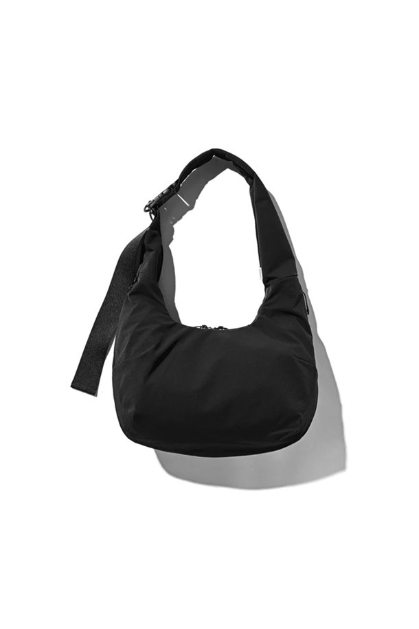 (CLESSTE) 소프트 쉘 시스템 어드저스터 백 - 블랙은 미니멀, 캐주얼, 시크 스타일을 추구하는 남성 고객을 위한 가방입니다. 부드러운 나일론 소재의 반원 형태 크로스백으로, 블랙 색상에 버클 디테일로 포인트를 주었습니다. 가방 내부에는 넉넉한 수납공간이 마련되어 있으며, 스트랩 조절을 통해 편리하게 사이즈를 조절할 수 있습니다. 일상생활에서 다양한 소지품을 안전하고 스타일리시하게 휴대할 수 있는 실용적인 아이템입니다.
