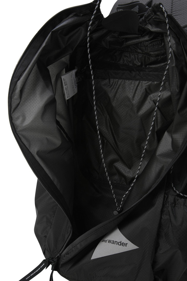 (앤드 와인더) 실 데이백 - 블랙은 일상과 하이킹에 적합한 남성용 데이백입니다. 방수 기능을 갖춘 사각 디자인으로, CORDURA 원단을 사용하여 내구성을 높였습니다. 넉넉한 수납을 위한 사이드 포켓과 내부 포켓, 그리고 지퍼형 잠금 방식을 갖추고 있습니다. 미니멀하고 캐주얼한 스타일을 연출하며, 로고 패턴으로 포인트를 더했습니다. 나일론과 실리콘 소재를 사용하여 가볍고 실용적인 데이백입니다.
