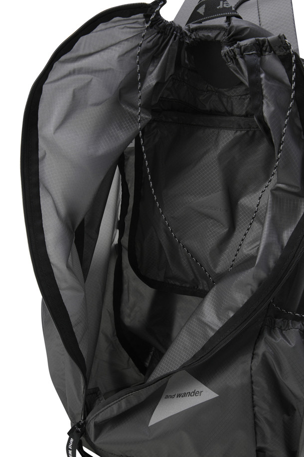 (AND WANDER) 실 데이백 - 그레이는 하이킹과 일상에서 활용하기 좋은 데이백입니다. INVISTA 실리콘 코팅 CORDURA 나일론 원단을 사용하여 방수 기능을 갖췄으며, 내부 포켓과 사이드 포켓으로 수납력을 높였습니다. 미디엄 사이즈의 사각 가방으로, 캐주얼, 고프코어, 미니멀 스타일의 등산룩과 여행룩에 잘 어울립니다. 그레이 컬러에 로고 패턴이 더해져 디자인 포인트를 더했습니다. 지퍼형 잠금 방식으로 내용물을 안전하게 보관할 수 있습니다.
