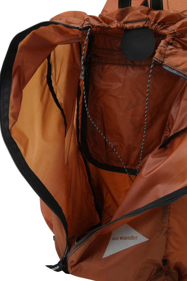 (앤드 와인더) 실 데이팩 - D.ORANGE는 하이킹 및 일상 사용에 적합한 남성용 데이팩입니다. 다크오렌지 컬러의 사각 형태 가방으로, 로고 패턴이 특징입니다. CORDURA 원단과 INVISTA 실리콘 코팅을 사용하여 방수 기능을 갖췄으며, 미디엄 사이즈로 제작되었습니다. 사이드 포켓과 내부 포켓이 있어 수납이 용이하며, 지퍼형 잠금 방식으로 내용물을 안전하게 보관할 수 있습니다. 고프코어 및 캐주얼, 미니멀 스타일의 등산룩과 여행룩에 매치하기 좋습니다.
