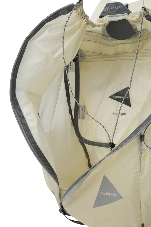 (앤드 원더) 실 데이백 - 오프 화이트는 일상과 하이킹에 적합한 미디엄 사이즈의 데이백입니다. 방수 기능을 갖춘 사각 디자인으로, 로고 패턴이 특징이며, CORDURA 원단을 사용하여 내구성을 높였습니다. 남성용 가방으로, 오프 화이트 색상이며, 사이드 포켓과 내부 포켓이 있어 수납이 용이합니다. 여행룩, 등산룩에 어울리는 캐주얼, 미니멀, 고프코어 스타일 연출에 활용할 수 있습니다. 나일론과 실리콘 소재로 제작되었습니다.
