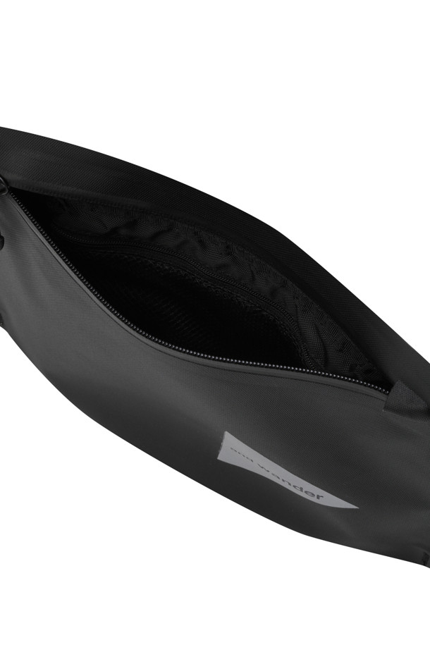 (AND WANDER) 워터프루프 사코슈 - 블랙은 2L 미디엄 사이즈의 블랙 컬러 사코슈입니다. 420D 나일론 TPU 코팅 소재로 제작되어 방수 기능을 제공하며, 가볍게 휴대할 수 있습니다. 무봉제 웰더 접합 방식으로 제작되어 내구성을 높였으며, 사각 형태에 지퍼형 잠금 방식으로 내용물을 안전하게 보관할 수 있습니다. 일상 및 여행 시, 미니멀, 시티보이, 캐주얼 스타일의 여행룩, 출근룩에 매치하여 스타일리시하게 연출해보세요.
