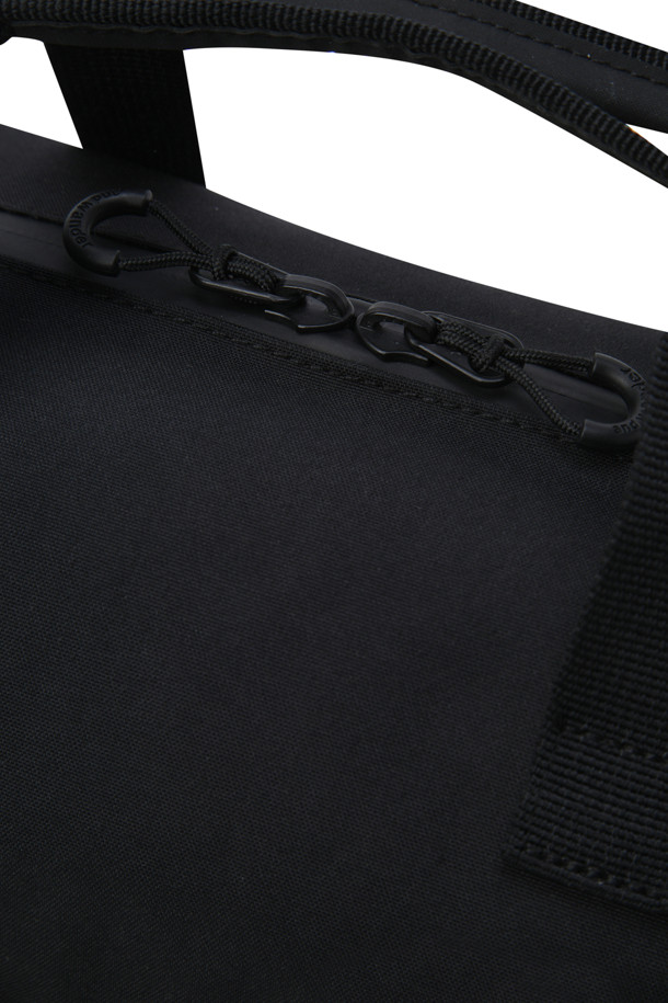 (AND WANDER) PE/CO 2WAY BAG - BLACK는 면과 폴리에스테르 혼방 소재의 블랙 컬러 숄더백입니다. 2-way 디자인으로, 필요에 따라 다양한 스타일 연출이 가능하며, 넉넉한 수납을 위한 대형 포켓과 지퍼형 잠금 방식을 갖췄습니다. 미디엄 사이즈의 사각 형태 가방으로, 캐주얼 및 스포티한 스타일 연출에 적합하며, 도시 사용과 아웃도어 활동 모두에 적합합니다. 완전 방수 기능을 제공하여 궂은 날씨에도 내용물을 안전하게 보호합니다. 미니멀한 디자인으로 어떤 룩에도 잘 어울립니다.
