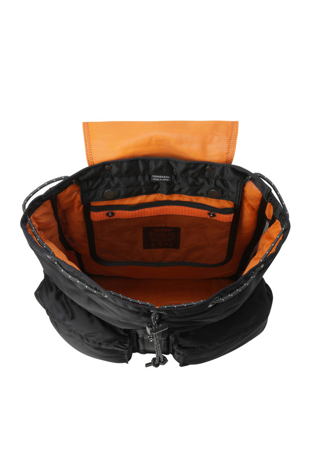 (PORTER) 탱커 럭색 - 블랙은 시그니처 탱커 시리즈의 백팩으로, 일상과 여행 모두에 적합한 디자인입니다. 블랙 컬러의 무지 디자인에 플랩 디테일이 돋보이며, 미디엄 사이즈로 수납력을 높였습니다. 세계 최초 양산화된 100% 식물성 나일론 소재를 사용하여 내구성과 스타일을 동시에 잡았습니다. 조임끈과 지퍼형 잠금 방식으로 내용물을 안전하게 보호하며, 정품 파우치를 함께 제공합니다. 미니멀, 클래식, 시티보이 스타일의 여행룩과 출근룩에 매치하기 좋습니다.
