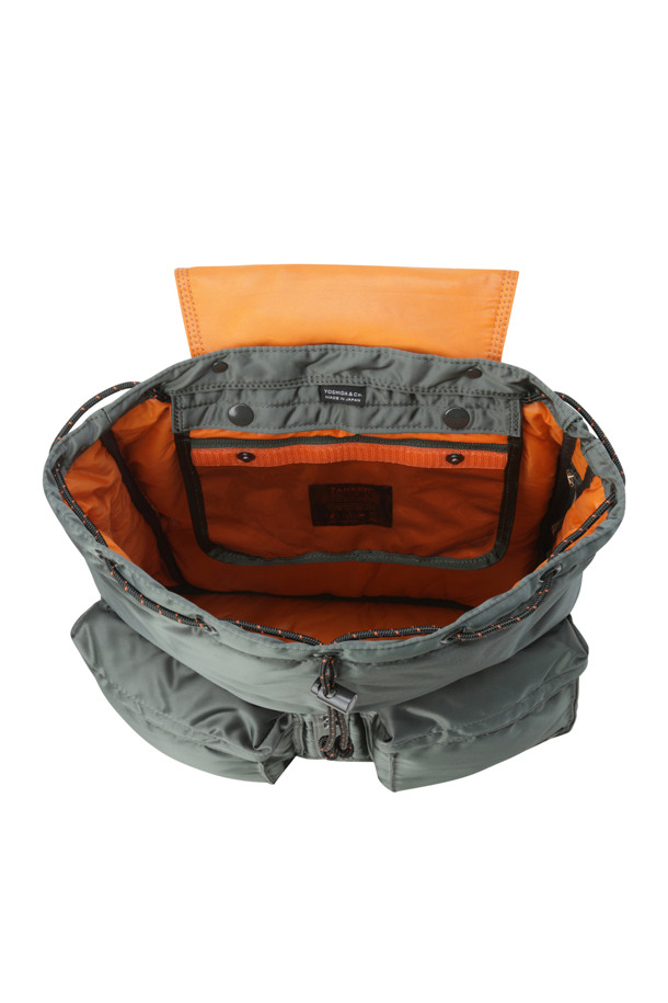 (PORTER) 탱커 럭색 - 그린은 일상과 여행 모두에 적합한 남성용 백팩입니다. 미니멀, 캐주얼, 시티보이 스타일을 추구하는 분들께 추천하며, 넉넉한 수납공간을 제공합니다. 식물성 나일론 소재를 사용하여 내구성을 높였으며, 플랩 디자인과 조임 끈, 지퍼형 잠금 방식이 특징입니다. (PORTER) 탱커 시리즈 특유의 사각 형태 디자인과 그린 컬러, 무지 패턴이 세련된 느낌을 선사합니다. 정품 파우치를 포함하여 실용성을 더했습니다.
