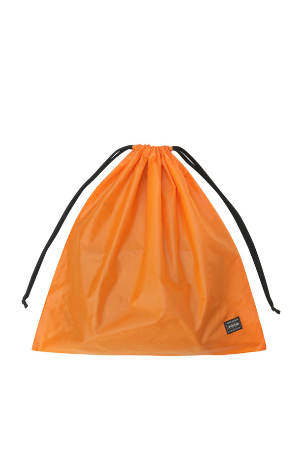 (PORTER) 텐커 슬링 백 W 지퍼 (L) - 블랙은 남성 고객을 위한 라지 사이즈의 슬링백입니다. 무지 패턴의 블랙 컬러 나일론 소재로 제작되어 미니멀, 시크, 캐주얼 스타일을 연출하기 좋습니다. 내부 포켓, 뒷면 포켓 등 넉넉한 수납공간을 제공하며, 지퍼형 잠금 방식으로 내용물을 안전하게 보호합니다. 여행룩, 출근룩, 비즈니스 캐주얼 등 다양한 TPO에 활용 가능하며, 정품 파우치를 포함합니다.
