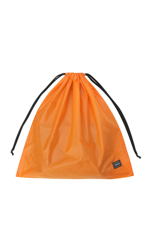 (PORTER) 탠커 슬링백 W 지퍼 (L) - 그린은 남성용 슬링백으로, 여행룩, 휴가룩, 출근룩 등 다양한 TPO에 활용 가능한 제품입니다. 미니멀, 캐주얼, 시티보이 스타일을 연출하기에 적합하며, 나일론 소재로 제작되어 가볍고 내구성이 뛰어납니다. 라지 사이즈 슬링백으로 수납력이 뛰어나며, 지퍼형 잠금 방식으로 내용물을 안전하게 보호합니다. 내부 포켓, 뒷면 포켓 등 넉넉한 수납공간과 정품 파우치까지 포함되어 실용성을 더했습니다.
