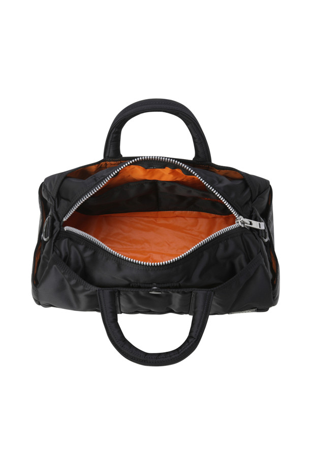 (PORTER) 탱커 롤 백 - 블랙은 100% 식물성 나일론 소재로 제작된 남성용 롤백입니다. 미디엄 사이즈의 블랙 컬러 무지 디자인으로, 스포티, 미니멀, 캐주얼 스타일을 연출하기 좋습니다. 지퍼형 잠금 방식에 2-WAY 기능, 탈부착 스트랩, 외부 사이드 포켓이 있어 실용성을 더했습니다. 컴팩트한 사이즈로 일상에서 가볍게 사용하기 좋으며, 정품 파우치를 함께 제공합니다.
