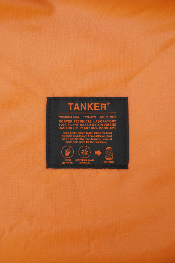 (PORTER) 탱커 2웨이 도큐먼트 백 W 지퍼 - 블랙은 남성용 서류가방으로, 나일론 소재의 라지 사이즈 무지 가방입니다. 지퍼 잠금 방식과 사각 형태 디자인에 2WAY, 다양한 내부 포켓, 뒷면 포켓, 정품 파우치 등 실용적인 기능성을 갖췄습니다. 오피스룩, 비즈니스 캐주얼, 출근룩 등 TPO에 적합하며, 클래식, 미니멀, 시크 스타일을 연출하기 좋습니다. 일상과 비즈니스 모두 활용 가능한 실용적인 아이템입니다.
