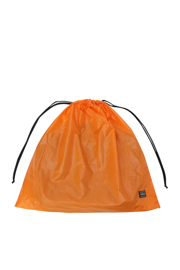 (PORTER) 탱커 2WAY 도큐먼트 백 W 지퍼 - 그린은 남성을 위한 라지 사이즈 서류가방입니다. 나일론 소재의 무지 디자인으로, 2WAY 기능과 다양한 내부 포켓, 뒷면 포켓, 정품 파우치까지 포함하여 실용성을 높였습니다. 지퍼형 잠금 방식으로 소지품을 안전하게 보관하며, 그린 컬러가 세련된 분위기를 더합니다. 출근룩, 비즈니스 캐주얼, 오피스룩 등 다양한 TPO에 활용 가능하며, 클래식, 미니멀, 시크 스타일을 즐기는 분들께 추천합니다.
