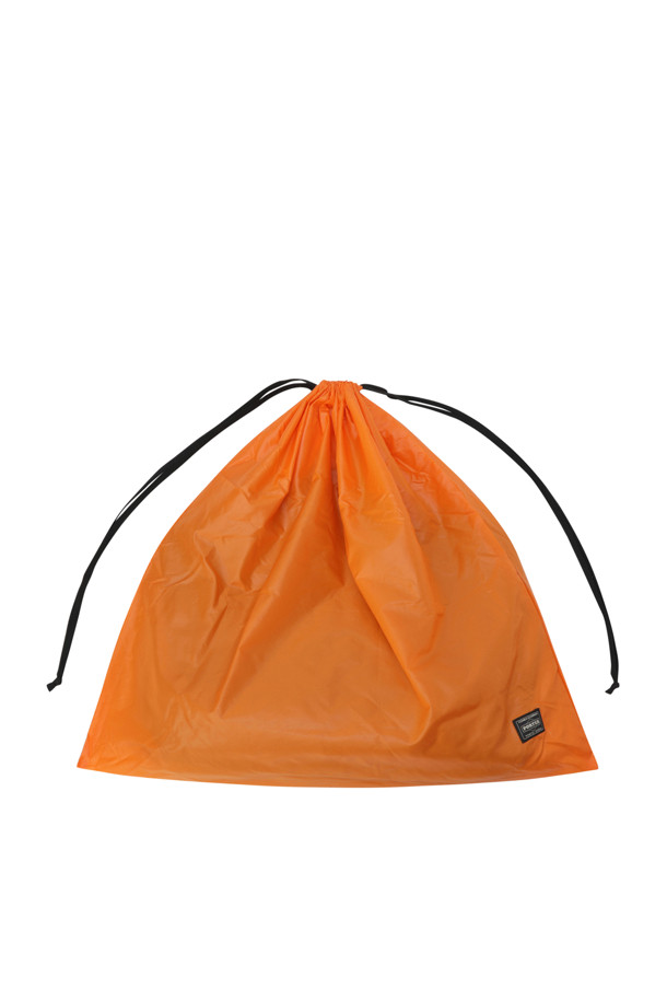 (PORTER) 탱커 2웨이 도큐먼트 백 - 블랙은 남성 고객을 위한 미디엄 사이즈의 서류가방입니다. 클래식, 미니멀, 시크 스타일을 추구하는 분들께 적합하며, 일상과 비즈니스 모두 활용 가능한 디자인입니다. 나일론 소재의 무지 디자인으로, 15인치 노트북과 B4 파일, 태블릿을 안전하게 수납할 수 있습니다. 2 way (투웨이) 스타일로 핸드백이나 숄더백으로 활용 가능하며, 탈착식 스트랩과 다수의 수납공간, 파우치를 포함하여 실용성을 높였습니다. 지퍼형 잠금 방식으로 소지품을 안전하게 보호합니다.
