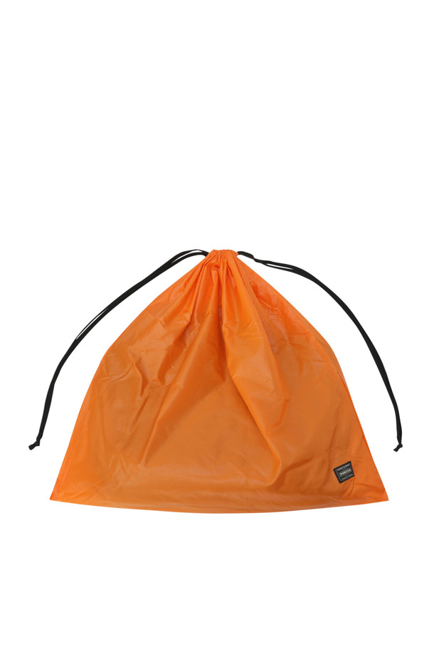 (PORTER) 탱커 2WAY 도큐먼트 백 - 그린은 일상과 비즈니스 모두에 활용 가능한 남성용 서류 가방입니다. 15인치 PC 및 태블릿/문서 수납이 가능하며, 탈부착 가능한 스트랩으로 2WAY 연출이 가능합니다. 그린 컬러의 무지 디자인에 나일론 소재를 사용하여, 클래식, 미니멀, 시크 스타일에 잘 어울립니다. 가방 내부에는 정품 파우치가 제공되며, 뒷면 지퍼 포켓으로 실용성을 더했습니다. 지퍼형 잠금 방식으로 소지품을 안전하게 보관할 수 있습니다.
