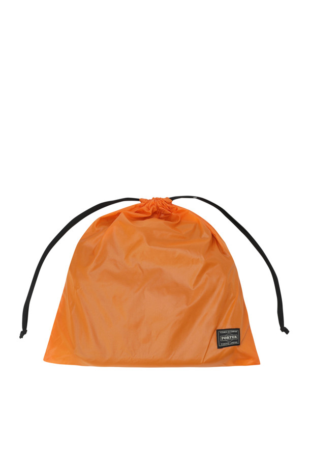 (PORTER) 탠커 슬링 백 W 지퍼 - 블랙은 미니멀하고 시크한 스타일을 추구하는 남성을 위한 슬링백입니다. 여행룩이나 비즈니스 캐주얼에 잘 어울리며, 사각 모양에 무지 패턴으로 디자인되어 깔끔한 느낌을 줍니다. 가볍고 내구성이 뛰어난 식물성 나일론 소재를 사용하여 일상과 여행에서 편안하게 사용할 수 있습니다. 지퍼형 잠금 방식과 뒷면 포켓으로 수납 기능을 더해 실용성을 높였으며, 미디엄 사이즈로 소지품을 효율적으로 보관할 수 있습니다.
