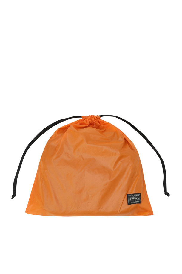 (PORTER) 탠커 슬링 백 W 지퍼 - 그린은 미니멀하고 캐주얼한 스타일을 추구하는 남성 여행룩에 완벽한 슬링백입니다. 식물성 나일론 소재를 사용하여 제작되었으며, 미디엄 사이즈의 사각 형태에 무지 패턴으로 깔끔함을 더했습니다. 지퍼형 잠금 방식으로 소지품을 안전하게 보관할 수 있으며, 뒷면 포켓이 있어 실용성을 높였습니다. 탠커 슬링 백은 일상과 여행 모두에서 활용 가능하며, 심플한 디자인으로 어떤 스타일에도 잘 어울립니다.
