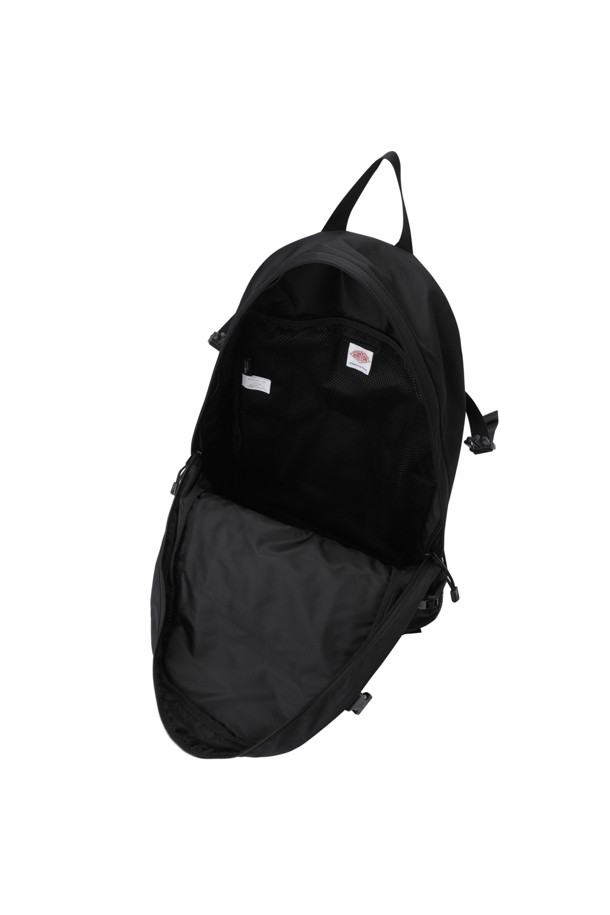 **폴리에스터 트윌 백팩 - 블랙(화이트)**는 미니멀, 캐주얼, 시티보이 스타일을 추구하는 남성을 위한 백팩입니다. 출근룩, 여행룩, 비즈니스 캐주얼에 잘 어울리며, 27L 용량의 미디엄 사이즈로 넉넉한 수납 공간을 제공합니다. 폴리에스터 소재에 로고 자수 디자인이 특징이며, 무지 패턴의 블랙과 화이트 컬러로 출시되었습니다. 내부에는 펜 홀더, 키 후크, 메쉬 포켓을 갖추고 있으며, 가방 잠금 방식은 지퍼형과 벨크로형입니다. 압축 스트랩, 가슴 스트랩, 조절식 어깨 스트랩이 있어 편안하게 착용 가능합니다.
