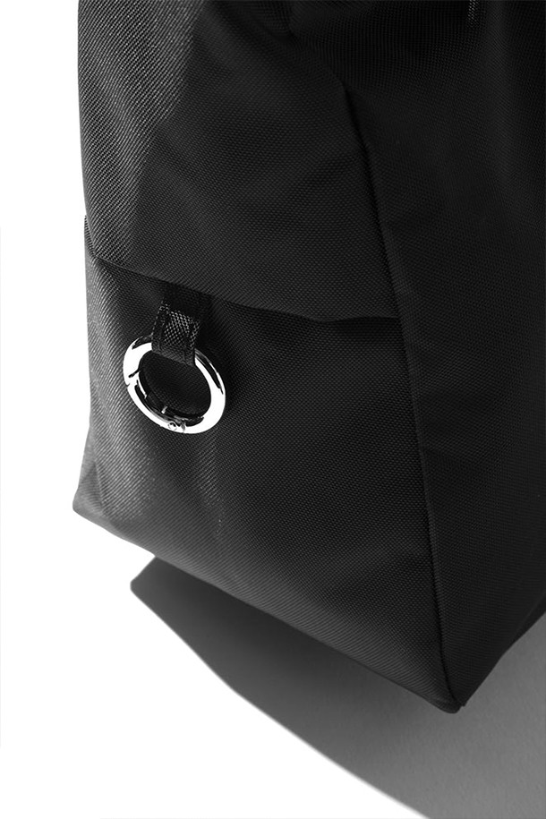 (RESTOCK) (클레스테) 홀리데이 백 - 블랙은 일상과 출근룩, 여행룩에 모두 잘 어울리는 미니멀하고 시티보이, 캐주얼 스타일의 가방입니다. 옥스포드와 나일론 소재를 사용하여 튼튼하며, 사계절 내내 활용하기 좋습니다. 11인치 아이패드 수납이 가능하며, 내부 4개의 포켓과 이어폰 포켓이 있어 실용적인 수납력을 자랑합니다. 가방은 지퍼형으로 잠금이 가능하며, 카라비너 디자인으로 포인트를 더했습니다. 미디엄 사이즈의 사각 형태 가방으로, 데일리 백으로 활용하기 좋습니다.
