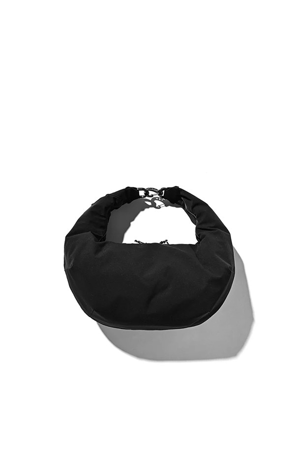 (CLESSTE) 소프트 쉘 2웨이 시스템 숄더백 - 블랙은 미니멀하고 시크한 스타일을 추구하는 남성들을 위한 숄더백입니다. 부드러운 폴리에스테르 소재로 제작되어 고기능성, 신축성, 내구성 및 유연성을 제공합니다. 2WAY 디자인으로 다양한 연출이 가능하며, 노트북 수납 공간을 갖춰 출근룩에 적합합니다. 탈부착 가능한 키링과 2개의 외부 포켓, 내부 지퍼 및 분할 포켓으로 실용성을 더했습니다. 블랙 색상의 무지 디자인에 지퍼형 잠금 방식으로 깔끔함을 더했습니다.
