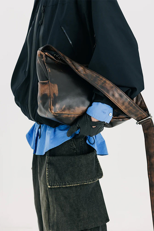 클레스티 빈티지 레더 홀리데이 백 - 브라운은 출근룩과 비즈니스 캐주얼에 어울리는, 클래식하고 미니멀한 스타일의 남성용 가방입니다. 11인치 아이패드 수납이 가능한 미디엄 사이즈의 사각 가방으로, 내부 4개의 포켓과 이어폰 포켓을 갖춰 실용성을 높였습니다. 넉넉한 수납공간과 더불어 마그네틱 잠금 방식과 카라비너 디자인으로 편의성을 더했습니다. 일본산 소가죽을 사용하여 수작업으로 제작되었으며, 브라운 컬러와 무지 패턴이 고급스러운 느낌을 자아냅니다.
