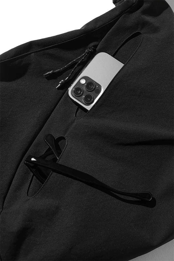 (CLESSTE) 소프트 쉘 퓨처 백 - 블랙은 미니멀, 클래식, 시크 스타일을 추구하는 남성을 위한 숄더백/크로스백입니다. 유기적인 타원형 포켓 디자인과 지퍼 디테일이 돋보이며, 고탄성, 내구성, 유연성을 갖춘 이중직 원단 TEXBRID를 사용하여 제작되었습니다. 미디엄 사이즈의 블랙 색상 무지 가방으로, 출근룩, 비즈니스 캐주얼, 여행룩 등 다양한 TPO에 활용 가능합니다. 가방 잠금 방식은 지퍼형이며, 숄더백 또는 크로스백으로 활용할 수 있어 실용적입니다.
