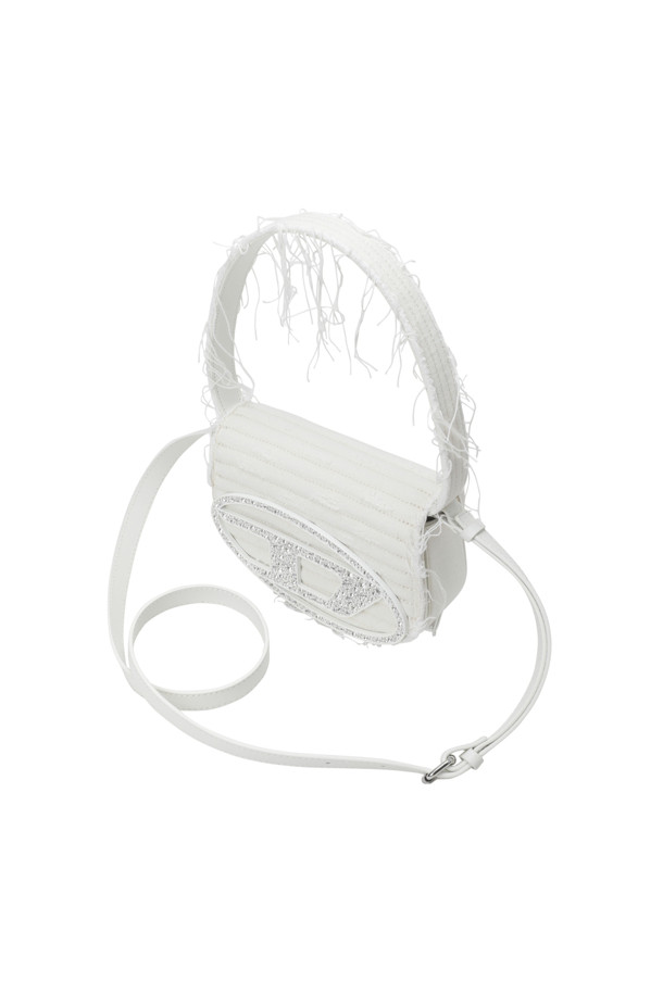 캔버스 소재와 가죽 트리밍의 조화가 돋보이는 1DR 아이코닉 숄더백입니다. 화이트 컬러에 퀼팅 패턴과 크리스탈, 로고 장식이 더해져 클래식하면서도 세련된 분위기를 연출합니다. 내부 슬립 포켓과 플랫 컴파트먼트가 있어 수납력을 높였으며, 크로스바디 스트랩으로 편안하게 착용할 수 있습니다.
