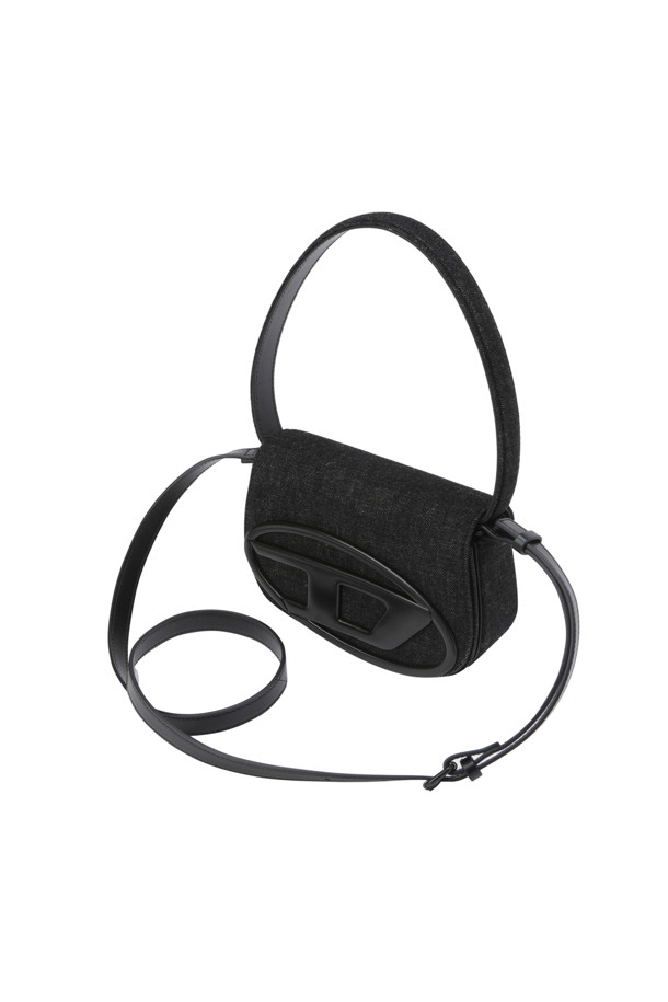 워싱 데님 소재와 블랙 컬러가 시크한 매력을 더하는 1DR 아이코닉 숄더백입니다. 가죽 소재와 미디엄 사이즈로 제작되어 실용성을 높였으며, D 플라크 장식과 빛바랜 효과가 빈티지한 무드를 연출합니다. 숄더 스트랩과 벨트 스트랩을 활용해 다양한 스타일링이 가능하며, 플랩 잠금 방식과 사각 쉐입으로 세련된 디자인을 완성했습니다.
